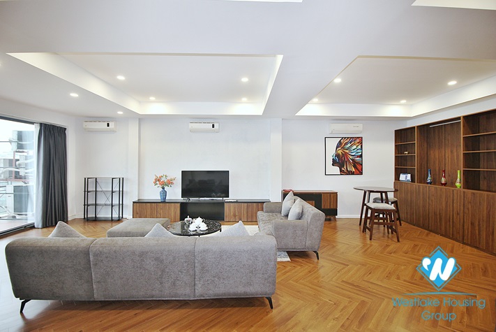 Renovated and lake view 3 beds apartment for rent in Xuan Dieu st, Tay Ho